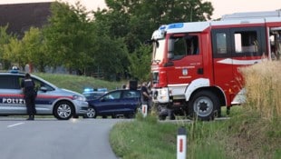 An der Unglücksstelle herrschte tiefe Betroffenheit. Feuerwehr, Rettung und Polizei waren vor ...