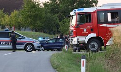An der Unglücksstelle herrschte tiefe Betroffenheit. Feuerwehr, Rettung und Polizei waren vor ...