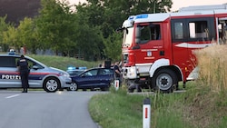 An der Unglücksstelle herrschte tiefe Betroffenheit. Feuerwehr, Rettung und Polizei waren vor ...