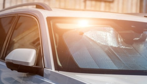 Sonnenschutz hin oder her – in geparkten Autos steigt die Temperatur jetzt schnell an.