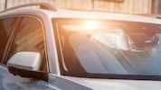 Sonnenschutz hin oder her – in geparkten Autos steigt die Temperatur jetzt schnell an.