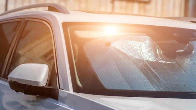 Sonnenschutz hin oder her – in geparkten Autos steigt die Temperatur jetzt schnell an.