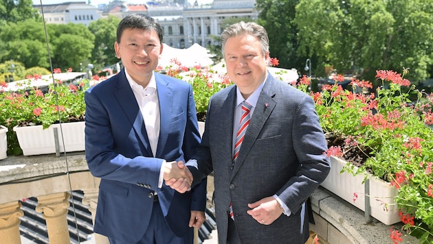 Bürgermeister Michael Ludwig mit Forums-Vorsitzendem Chee Hong Tat am Balkon des Wiener ...