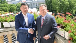 Bürgermeister Michael Ludwig mit Forums-Vorsitzendem Chee Hong Tat am Balkon des Wiener ...