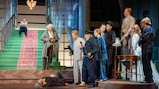 Zwei Damen mit Geheimnis: Therese Affolter und Elisabeth Augustin (mitte) führen ihre Gäste ...