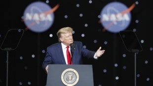 Drastische Kürzungen und große Pläne: Donald Trump will die USA-Flagge auf dem Mars sehen. Eine ...