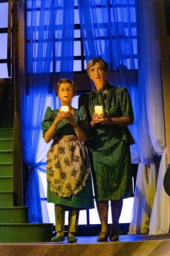 Therese Affolter ist als Abby zu sehen, Elisabeth Augustin als Martha Brewster.