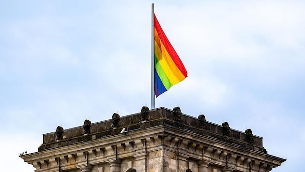 Deutsche Abgeordnete wurden aufgefordert, Regenbogenfahnen aus ihren Büros zu entfernen. Diese ...