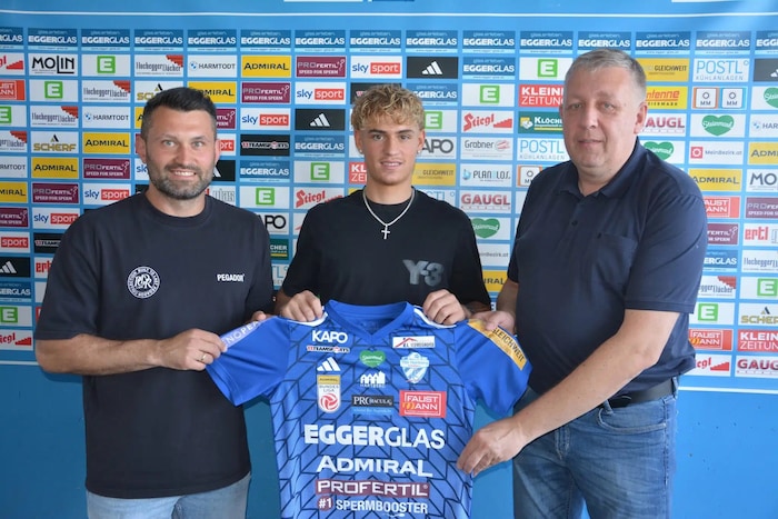 Max Hennig mit Hartberg-Geschäftsführer Erich Korherr (re.) und Team-Manager Dario Tadic.