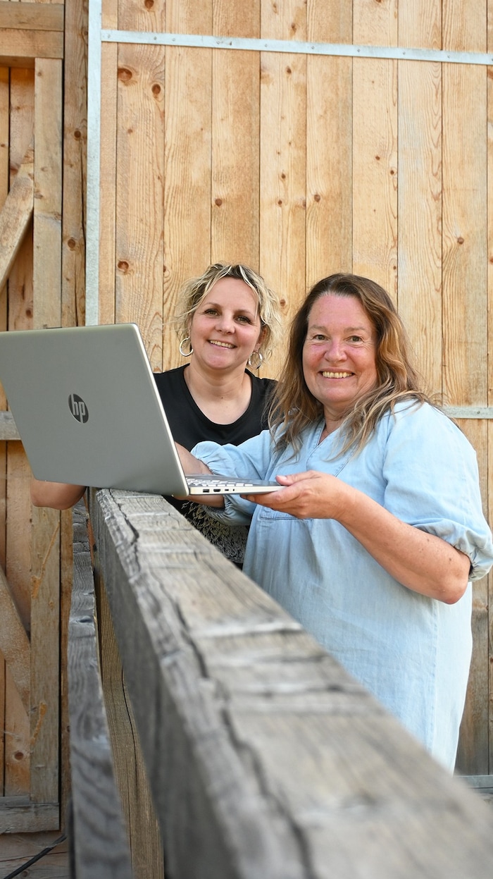 Gertraud Kurzthaler (li.) und Claudia Hölbling versuchen es online
