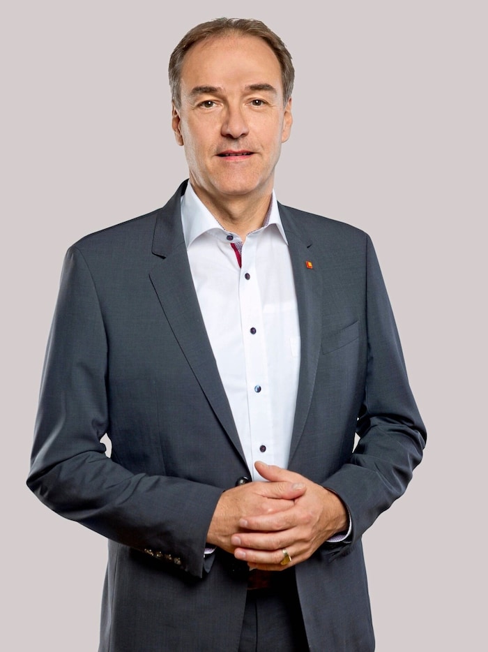 Die Hiobsbotschaft überbracht hat Soziallandesrat Leonhard Schneemann.