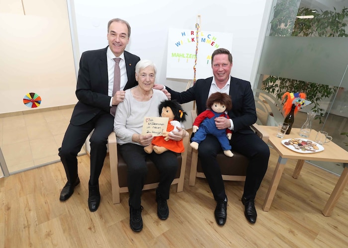 Landesrat Leonhard Schneemann mit der ersten Bewohnerin des ersten burgenländischen ...