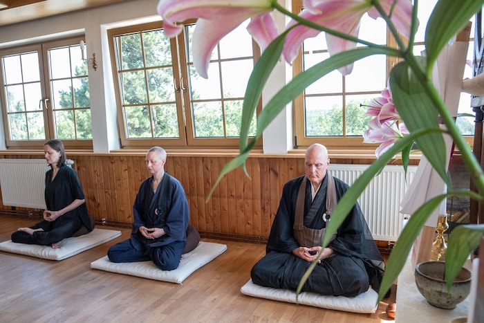 Zen-Priester Kigen Oshō (re.) höchstpersönlich führt die Meditationen – auch Zazen genannt.