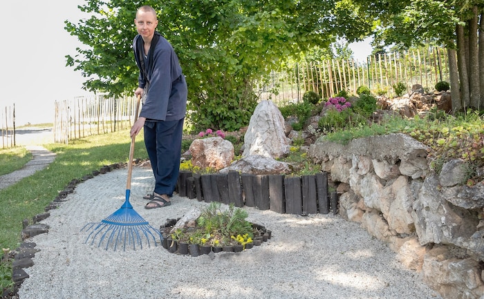 Orin bei der Arbeitsmeditation im hauseigenen Zen-Garten.