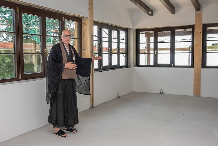 Zen-Priester Kigen Oshō freut sich, demnächst einen zusätzlichen, noch größeren Meditationsraum ...