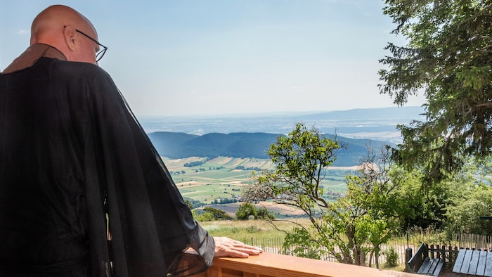 Zen-Priester Kigen Oshō genießt den Ausblick vom „BergZendo“ hinab ins Tal.