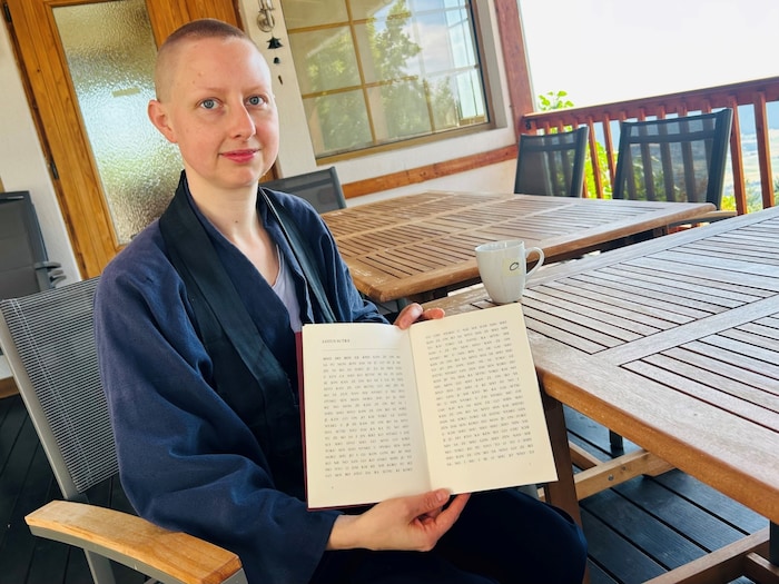 Julia Stockinger, derzeit lebt sie in einem buddhistischen Kloster in Japan, zeigt die Texte für ...