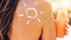 Am Meer, See oder Pool sollten Sonnenanbeter ausschließlich wasserfeste Cremes verwenden.