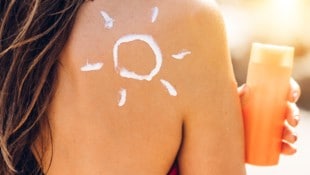 Am Meer, See oder Pool sollten Sonnenanbeter ausschließlich wasserfeste Cremes verwenden.