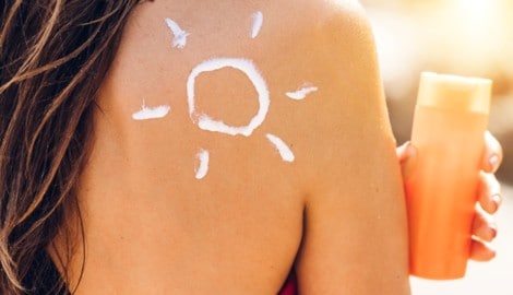 Am Meer, See oder Pool sollten Sonnenanbeter ausschließlich wasserfeste Cremes verwenden.
