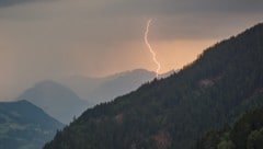 Im Video erklärt die Meteorologin auch, warum es plötzlich so heiß wird – und wann und wo mit ...