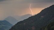Im Video erklärt die Meteorologin auch, warum es plötzlich so heiß wird – und wann und wo mit ...