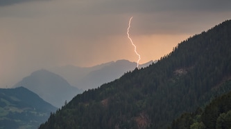 Im Video erklärt die Meteorologin auch, warum es plötzlich so heiß wird – und wann und wo mit ...