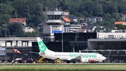 Der Flughafen Innsbruck musste den Flugbetrieb für die Dauer der Bergung des beschädigten ...