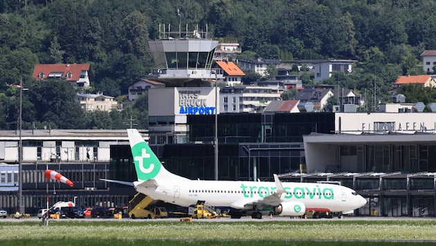 Der Flughafen Innsbruck musste den Flugbetrieb für die Dauer der Bergung des beschädigten ...