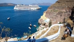 Die beliebte griechnische Ferieninsel Santorin zieht mehr als drei Millionen Touristen jährlich ...