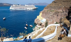 Neben Action an Bord geht es auch zu Sehenswürdigkeiten – etwa in Santorini.