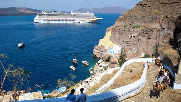 Neben Action an Bord geht es auch zu Sehenswürdigkeiten – etwa in Santorini.