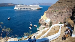 Neben Action an Bord geht es auch zu Sehenswürdigkeiten – etwa in Santorini.