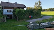 Es geht um diesen teilweise asphaltierten Weg, der zur Garage von Frau L. (60) führt.