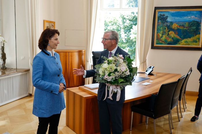 Zu Mittag übernahm Edtstadler von Haslauer das Chefbüro.