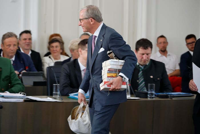Wilfried Haslauer sprach ein letztes Mal im Landtag. Reich beschenkt von den Oppositionsparteien ...
