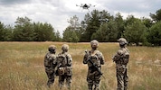 Ukrainische Soldaten testen eine Lieferdrohne in der Region Dnipropetrowsk.