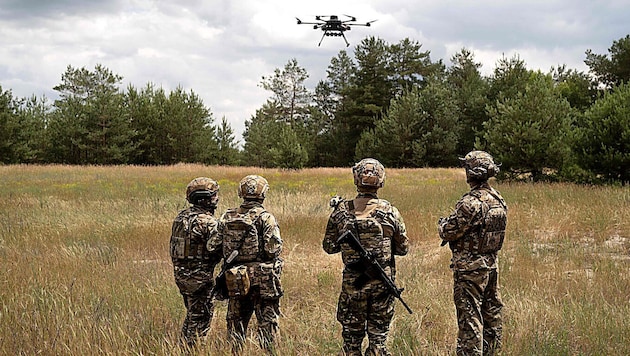 Ukrainische Soldaten testen eine Lieferdrohne in der Region Dnipropetrowsk.