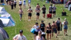 Aufgrund der hohen Temperaturen hielt sich die Bekleidung im wahrsten Sinne des Wortes in ...