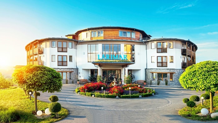 Das Hotel & Spa Larimar liegt sanft in der hügeligen Landschaft im burgenländischen Stegersbach.