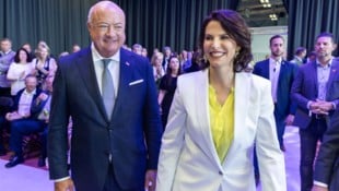 Stocker steht hinter der Landeshauptfrau, Edtstadler hinter dem Kanzler ...