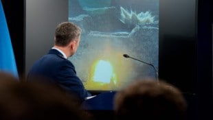 Bei einer Pressekonferenz nach den Luftschlägen gegen die Atomanlagen im Iran zeigte man im ...