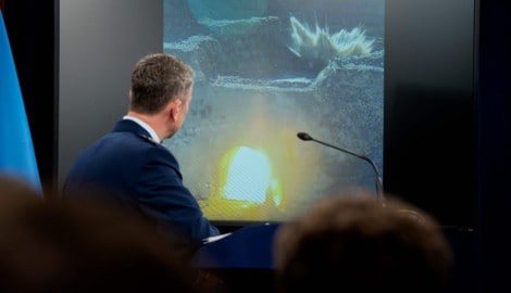 Bei einer Pressekonferenz nach den Luftschlägen gegen die Atomanlagen im Iran zeigte man im ...