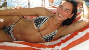 Dua Lipa rekelte sich im Liebesurlaub unter anderem im knappen Bikini vor der Linse ihres ...
