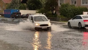 Der Starkregen sorgte teilweise für überflutete Straßen in Kufstein.