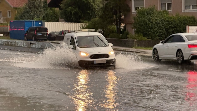 Der Starkregen sorgte teilweise für überflutete Straßen in Kufstein.