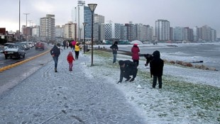 Schnee am Strand von Miramar in Buenos Aires