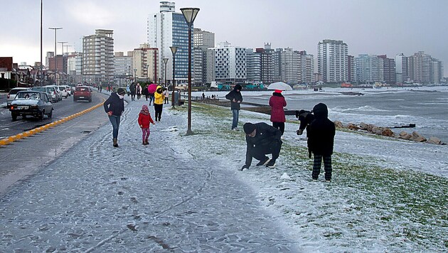 Schnee am Strand von Miramar in Buenos Aires