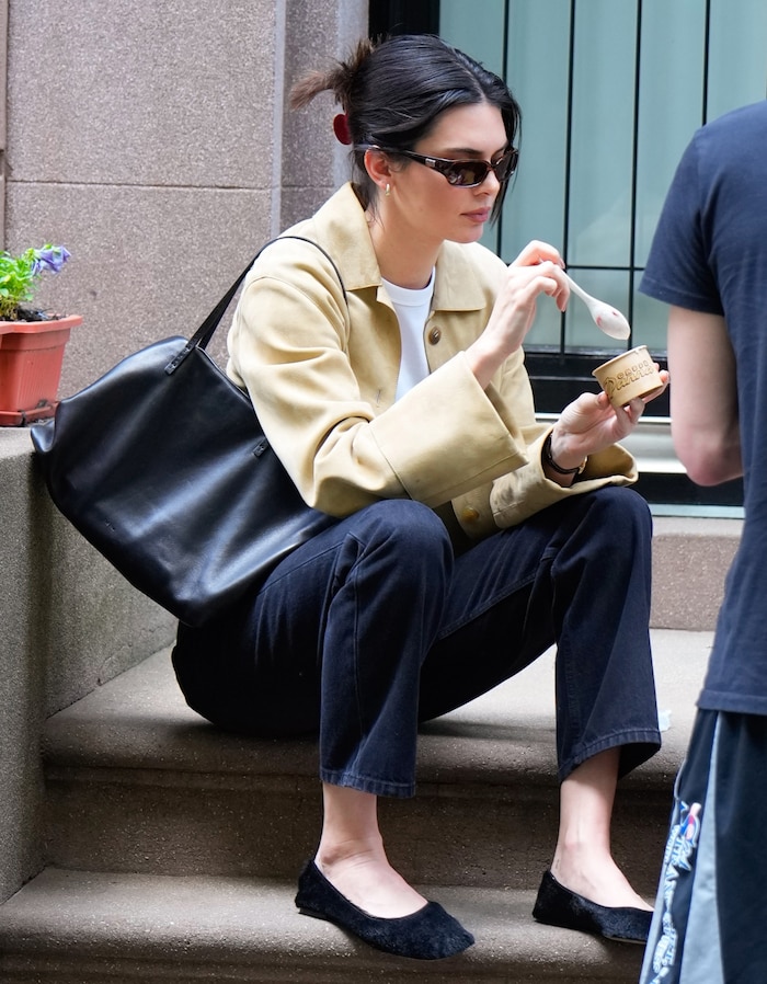 Kendall Jenner genoss ein Eis und trug dabei süße Samt-Ballerinas.