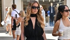 Sydney Sweeney beim Bummel durch Venedig. Zum Kleidchen mit Wow-Ausschnitt kombinierte sie DIE ...